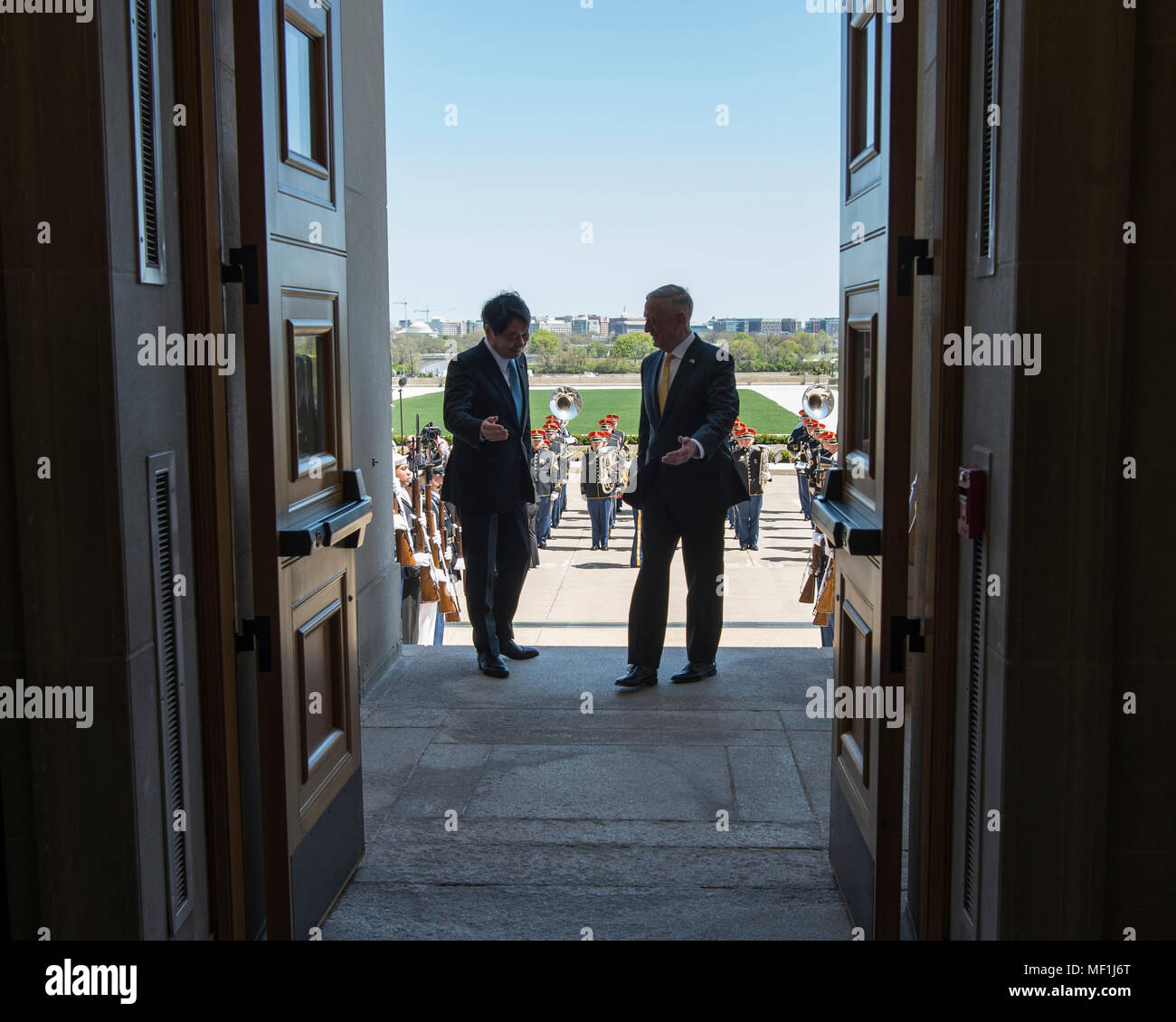 Il Segretario della Difesa James N. Mattis incontra giapponesi con il Ministro della difesa Itsunori Onodera al Pentagono a Washington D.C., 20 aprile 2018. (DoD foto di Marina di Massa lo specialista di comunicazione 1a classe Kathryn E. Holm) Foto Stock