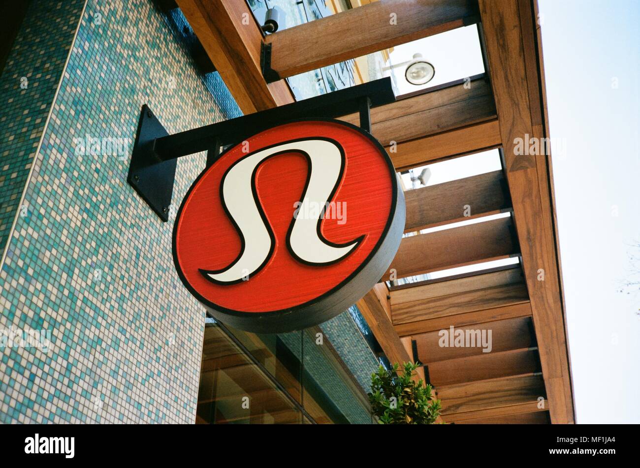 In legno intagliato segno sulla facciata di Lululemon lo yoga e di esercitare il rivenditore di abbigliamento a Broadway Plaza nel centro cittadino di Walnut Creek, California, 27 febbraio 2018. () Foto Stock