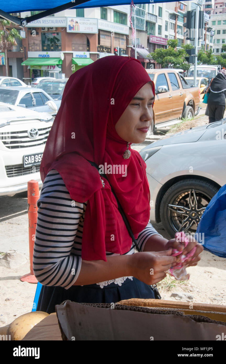 Malay stallholder musulmana la preparazione per il mercato notturno, Kota Kinabalu, Sabah Malaysian Borneo Foto Stock