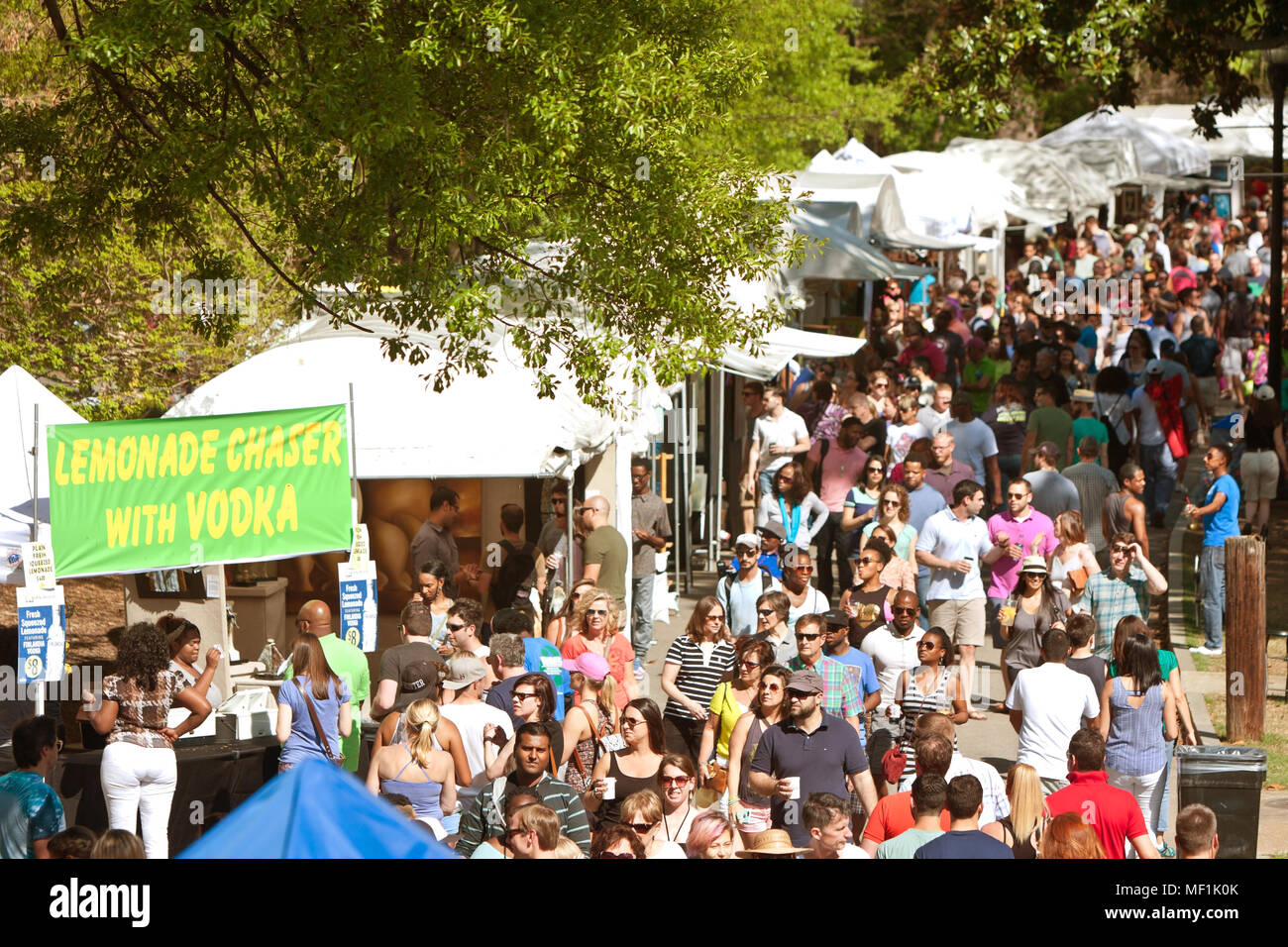 Un enorme folla di persone si muove attraverso la mostra tende a annuale di Atlanta Sanguinello Festival in Piemonte Parco su Aprile 11, 2015 in Atlanta, GA. Foto Stock