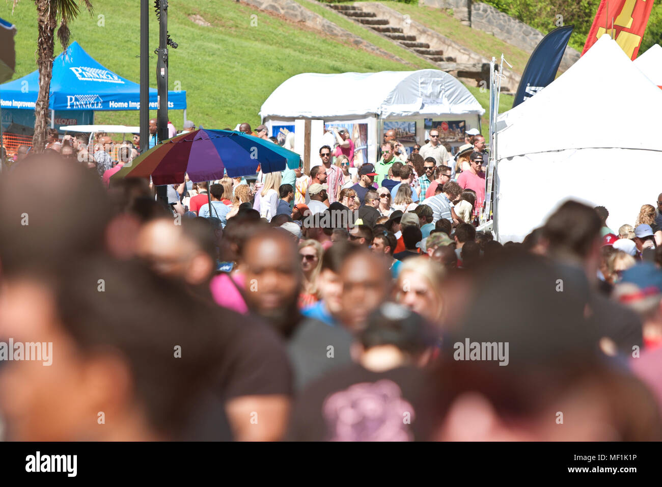 Una grande folla di persone che si muove attraverso il Atlanta Sanguinello Festival al Parco piemontese on April 11, 2015 in Atlanta, GA. Foto Stock
