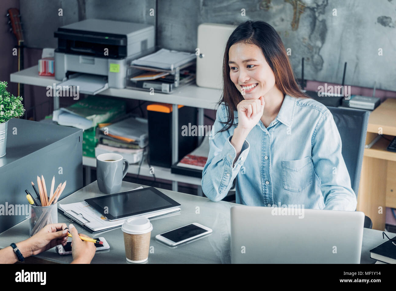 Due colleghi incontro causale a home office desk su business plananti,business teamwork,vista superiore di lavoro asiatici mate consulting insieme Foto Stock