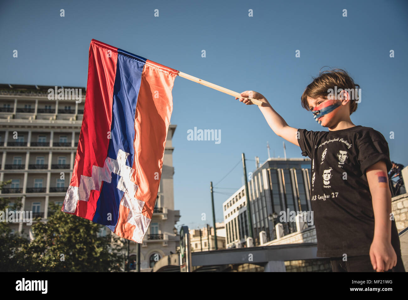 Atene, Grecia. 23 apr, 2018. Bambino protester tenendo una bandiera Armena al di fuori del parlamento greco. Un anno era detenuto per contrassegnare il 103 anniversario del genocidio armeno da parte della Turchia, a piazza Syntagma, seguita da una manifestazione di protesta per l'Ambasciata turca al fine di servire un memo all'Ambasciatore turco. Credito: Vangelis Evangeliou SOPA/images/ZUMA filo/Alamy Live News Foto Stock