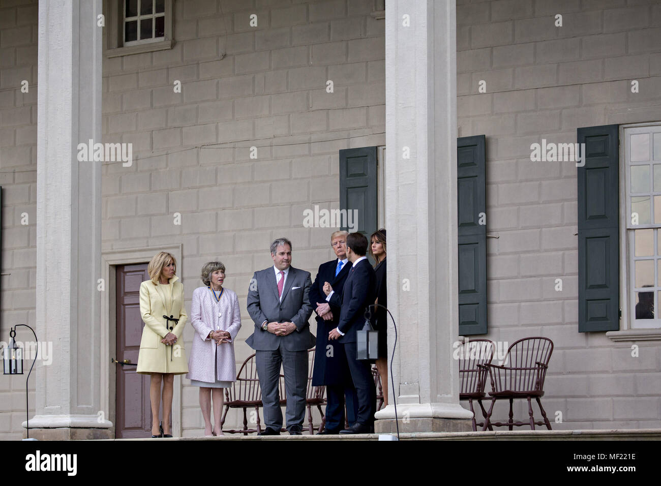 Mount Vernon, Virginia, Stati Uniti d'America. 23 apr, 2018. Stati Uniti La First Lady Melania Trump, da destra, Emmanuel Macron, in Francia la presidente, U.S. Presidente Donald Trump, Doug Bradburn, presidente e chief executive officer di George Washington Mount Vernon, Sarah Miller Coulson, Mount Vernon Ladies Association e Brigitte Macron, in Francia la first lady, tour al di fuori del palazzo al Mount Vernon Estate del primo U.S. Il presidente George Washington in Mount Vernon, Virginia, Stati Uniti, lunedì 23 aprile, 2018. Come Macron arriva per la prima visita di stato di Trump assumerà la presidenza, il leader degli Stati Uniti Foto Stock