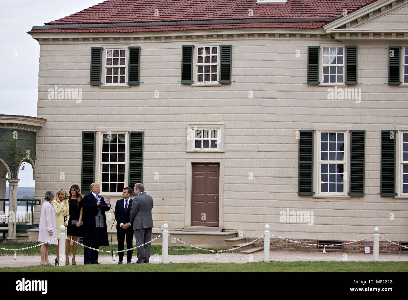 Mount Vernon, Virginia, Stati Uniti d'America. 23 apr, 2018. Doug Bradburn, presidente e chief executive officer di George Washington Mount Vernon, da destra, Emmanuel Macron, in Francia la presidente, U.S. Presidente Donald Trump, U.S. La First Lady Melania Trump, Brigitte Macron, in Francia la prima signora, e Sarah Miller Coulson, reggente con il Mount Vernon Ladies Association, tour al di fuori del palazzo al Mount Vernon Estate del primo U.S. Il presidente George Washington in Mount Vernon, Virginia, Stati Uniti, lunedì 23 aprile, 2018. Come Macron arriva per la prima visita di stato di Trump's presidenza, Foto Stock