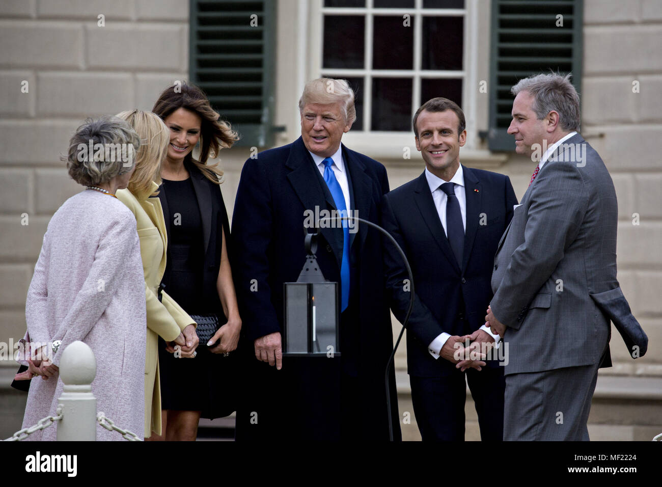 Mount Vernon, Virginia, Stati Uniti d'America. 23 apr, 2018. Doug Bradburn, presidente e chief executive officer di George Washington Mount Vernon, da destra, Emmanuel Macron, in Francia la presidente, U.S. Presidente Donald Trump, U.S. La First Lady Melania Trump, Brigitte Macron, in Francia la prima signora, e Sarah Miller Coulson, reggente con il Mount Vernon Ladies Association, tour al di fuori del palazzo al Mount Vernon Estate del primo U.S. Il presidente George Washington in Mount Vernon, Virginia, Stati Uniti, lunedì 23 aprile, 2018. Come Macron arriva per la prima visita di stato di Trump's presidenza, Foto Stock