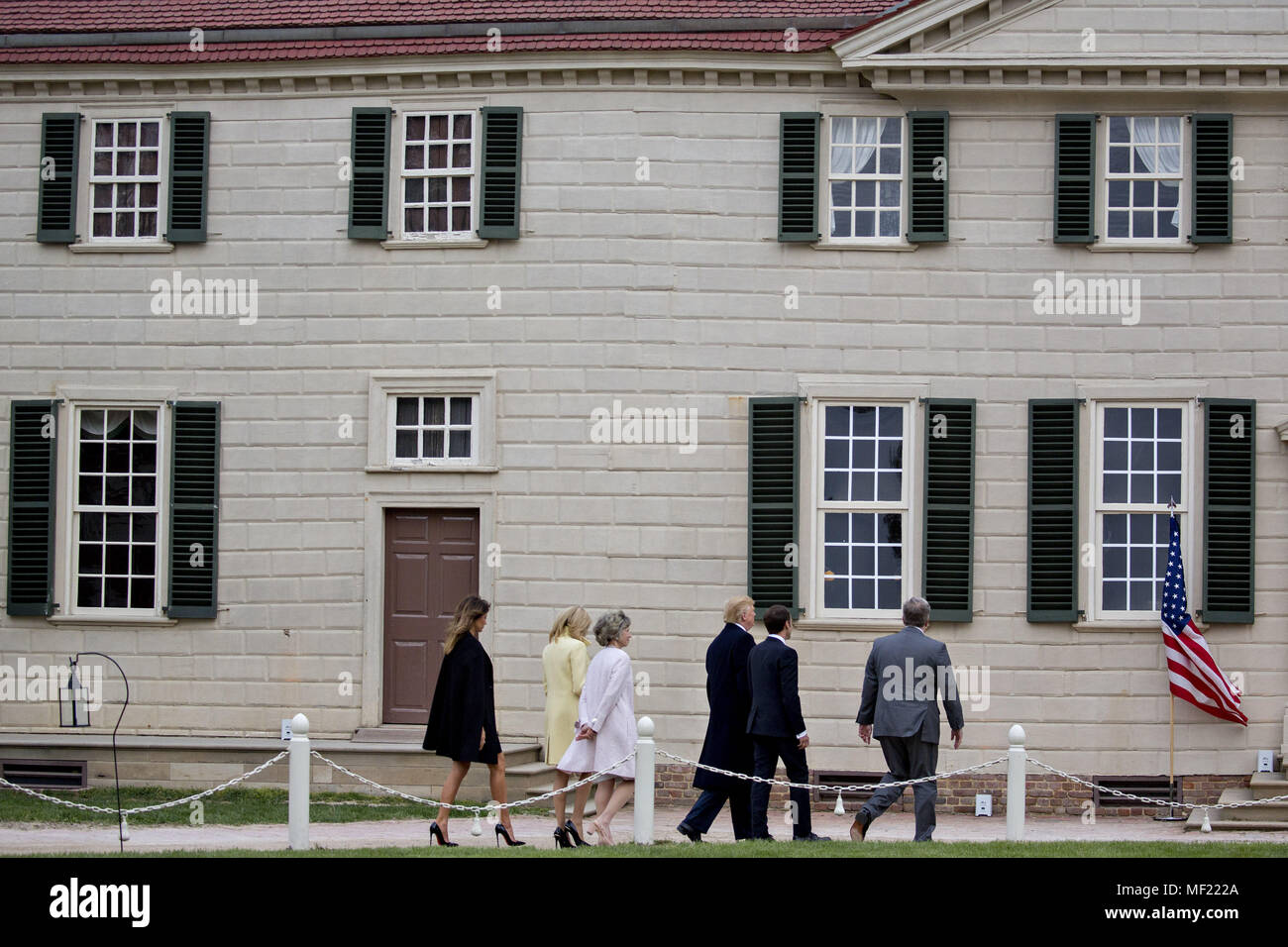 Mount Vernon, Virginia, Stati Uniti d'America. 23 apr, 2018. Doug Bradburn, presidente e chief executive officer di George Washington Mount Vernon, da destra, Emmanuel Macron, in Francia la presidente, U.S. Presidente Donald Trump, Sarah Miller Coulson, reggente con il Mount Vernon Ladies Association, Brigitte Macron, in Francia la prima signora, E DEGLI STATI UNITI La First Lady Melania Trump tour al di fuori del palazzo al Mount Vernon Estate del primo U.S. Il presidente George Washington in Mount Vernon, Virginia, Stati Uniti, lunedì 23 aprile, 2018. Come Macron arriva per la prima visita di stato di Trump's presidenza, Foto Stock