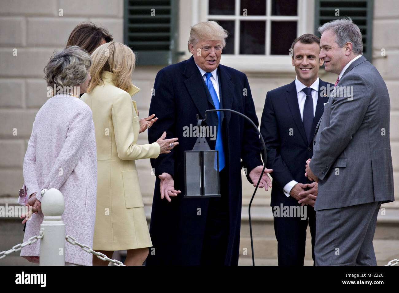 Mount Vernon, Virginia, Stati Uniti d'America. 23 apr, 2018. Stati Uniti Presidente Donald Trump, centro parla come Doug Bradburn, presidente e chief executive officer di George Washington Mount Vernon, da destra, Emmanuel Macron, in Francia la presidente Brigitte Macron, in Francia la first lady, U.S. La First Lady Melania Trump e Sarah Miller Coulson, reggente con il Mount Vernon Ladies' Association, ascoltare mentre il turismo al di fuori del palazzo al Mount Vernon Estate del primo U.S. Il presidente George Washington in Mount Vernon, Virginia, Stati Uniti, lunedì 23 aprile, 2018. Come Macron arriva per primo Foto Stock