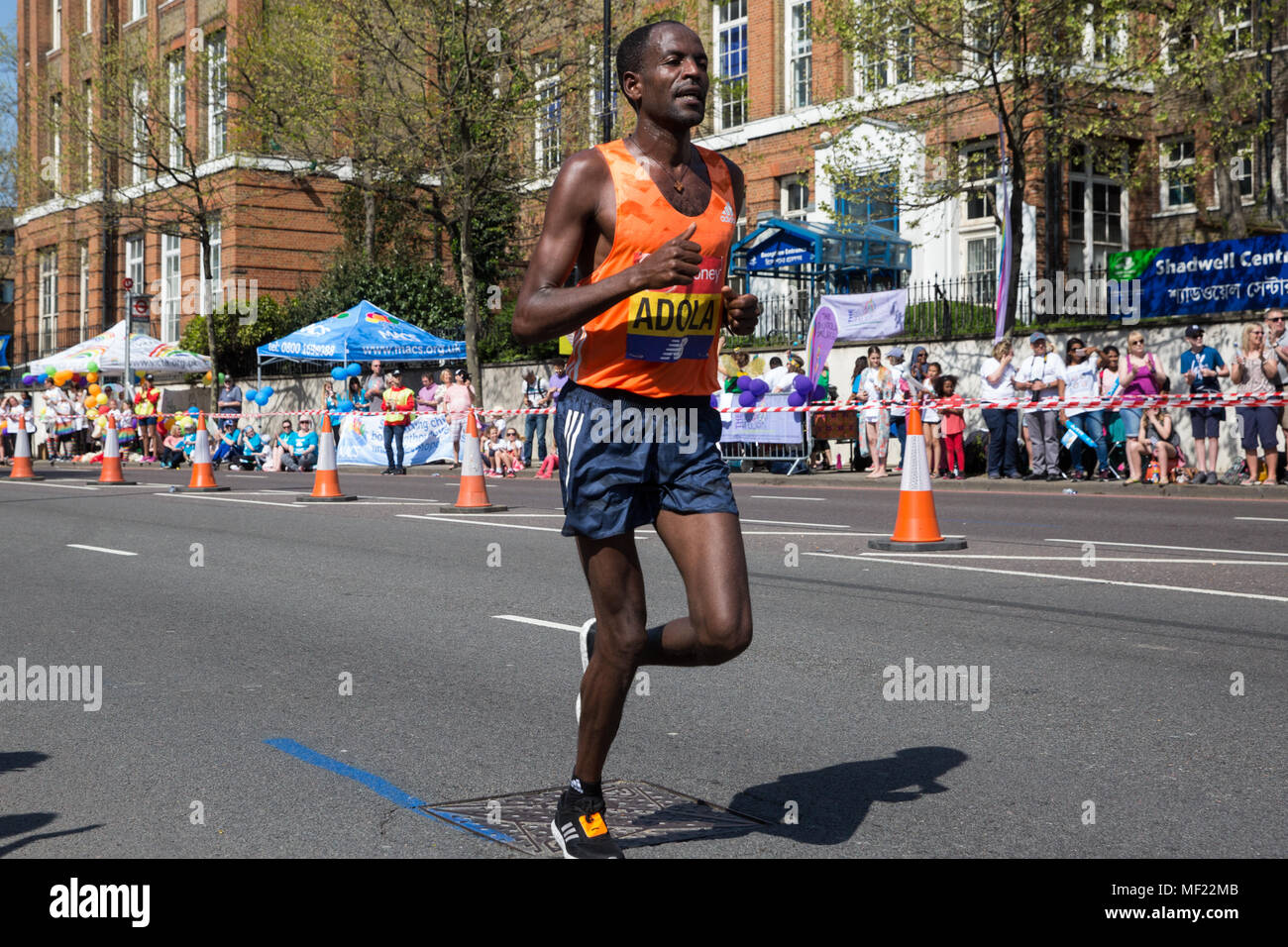 Londra, Regno Unito. Il 22 aprile, 2018. Guye Adola dell Etiopia compete nell'Elite Uomo evento al 2018 denaro Virgin London Marathon. La trentottesima edizione della gara è stato il più caldo il record con una temperatura di 24.1C registrati in St James Park. Foto Stock