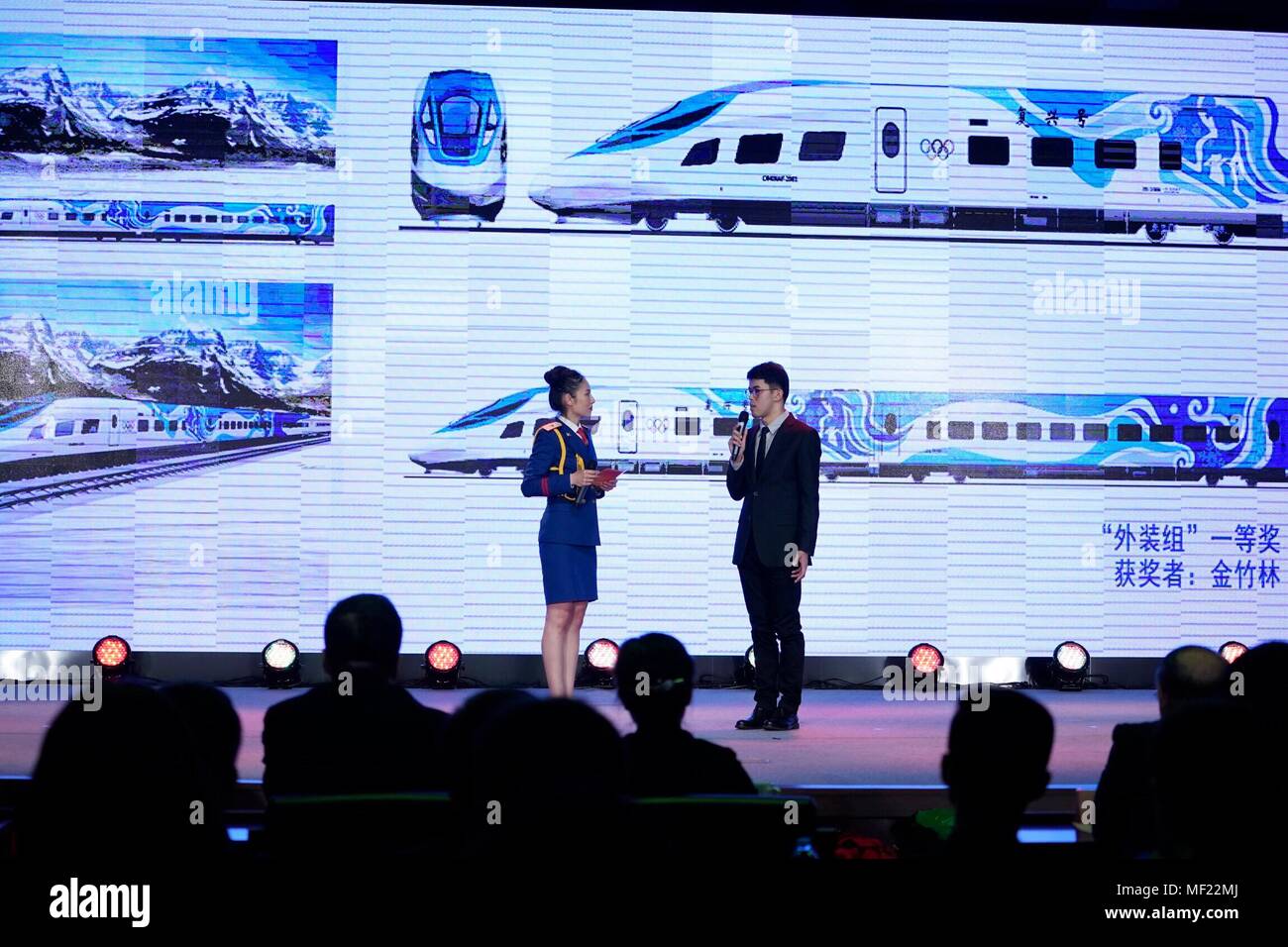 Pechino, Cina. 23 apr, 2018. Designer Jin Zhulin (R) introduce il concetto di futuro Olympic bullet treni all'Accademia cinese delle scienze ferroviaria Co., Ltd a Pechino Capitale della Cina, 23 aprile 2018. La Cina sarà completato il collaudo di treni ad alta velocità che correrà su una nuova linea di collegamento tra Pechino e Zhangjiakou, co-host del 2022 Olimpiadi invernali, entro la prima metà del 2019. Un prototipo di treni saranno realizzati e montati entro la fine di quest'anno. Credito: Xing Guangli/Xinhua/Alamy Live News Foto Stock