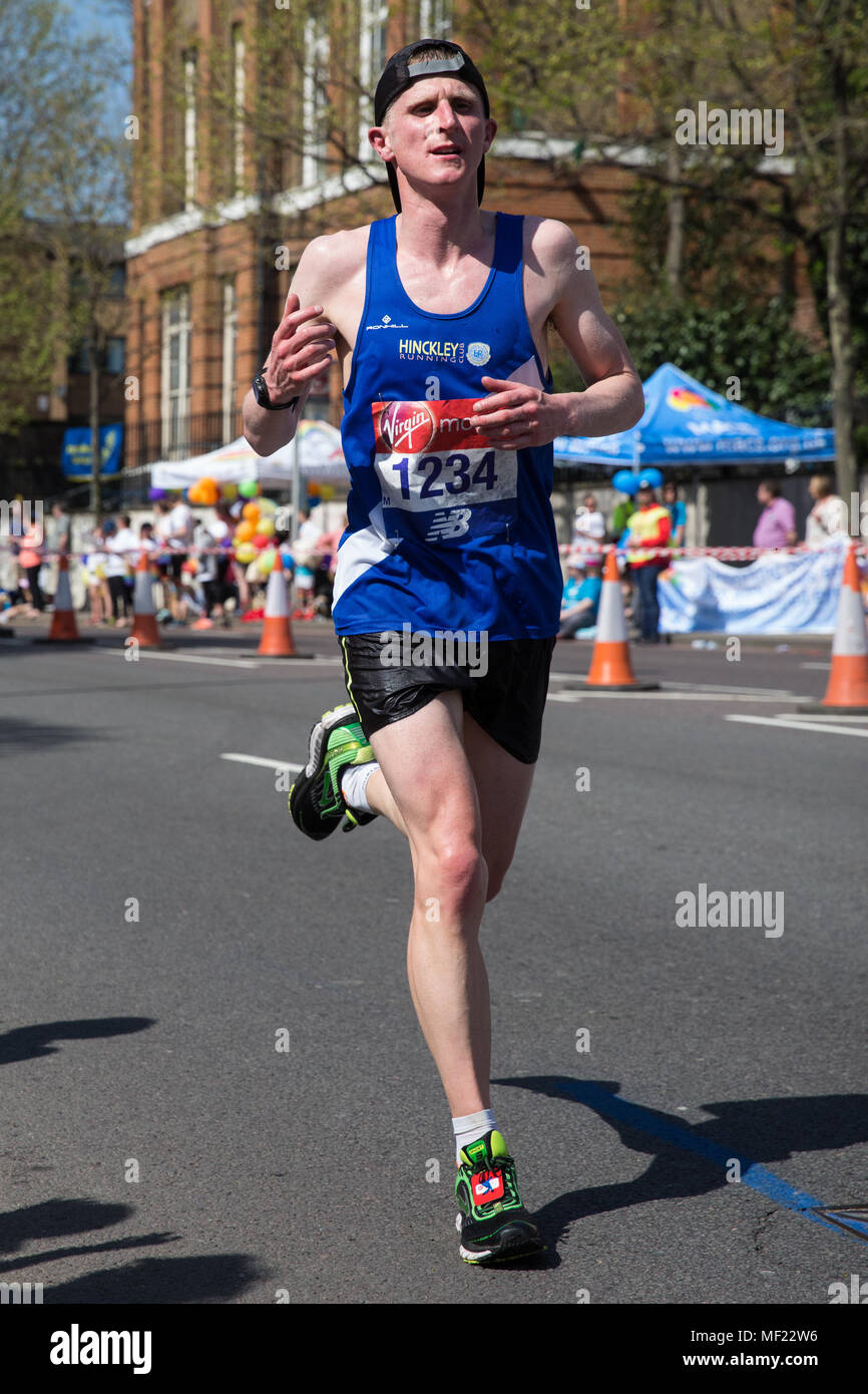 Londra, Regno Unito. Il 22 aprile, 2018. Simon Birch di Hinckley Running Club compete nel 2018 denaro Virgin London Marathon. La trentottesima edizione della gara è stato il più caldo il record con una temperatura di 24.1C registrati in St James Park. Foto Stock