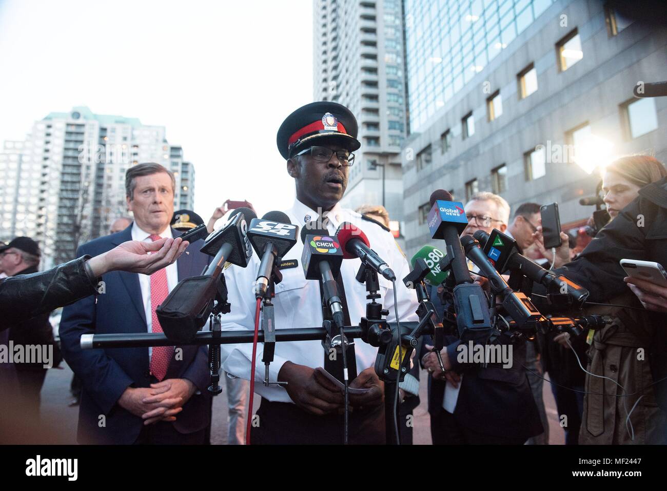 Toronto, Canada. 23 apr 2018. 23 apr, 2018. Toronto capo di polizia di Mark Saunders affronta i supporti alla scena dell'incidente su Yonge Street a Toronto per aprile, 23, 2018. Dieci persone sono morte e 15 sono feriti, a Toronto dopo un driver montato un marciapiede e ha spinto molti chilometri che colpisce decine in aprile, 23, 2018 Credit: Victor Biro/ZUMA filo/Alamy Live News Foto Stock