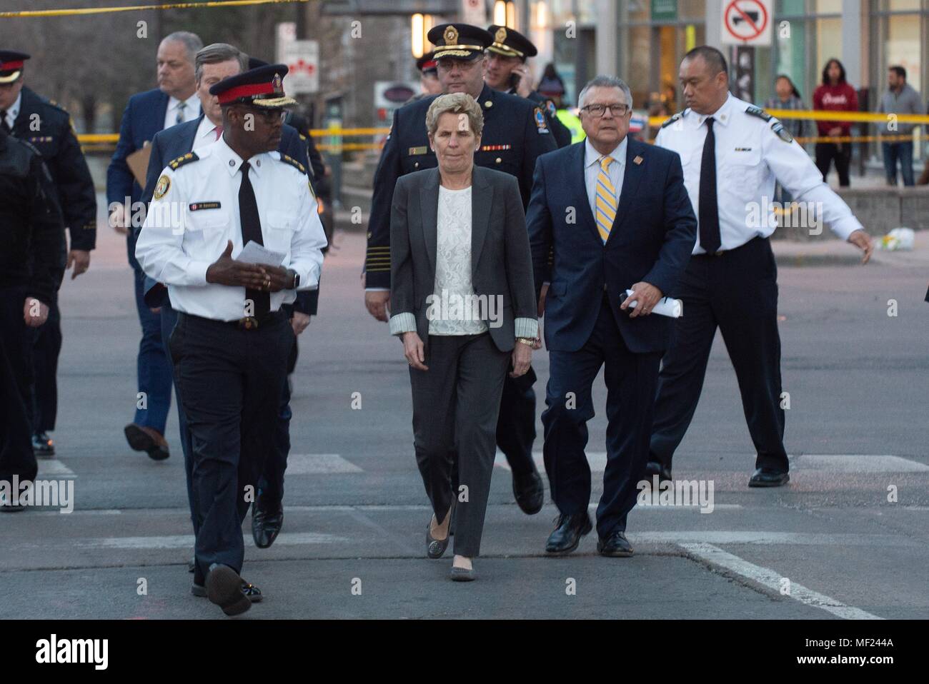 Toronto, Canada. 23 apr 2018. 23 apr, 2018. Toronto capo di polizia di Mark Saunders (L), Ontario Premier Kathleen Wynne (C), e federali Pubblica sicurezza Ministro Ralph Goodale tour la scena dell'incidente su Yonge Street a Toronto per aprile, 23, 2018. Dieci persone sono morte e 15 sono feriti, a Toronto dopo un driver montato un marciapiede e ha spinto molti chilometri che colpisce decine in aprile, 23, 2018 Credit: Victor Biro/ZUMA filo/Alamy Live News Foto Stock