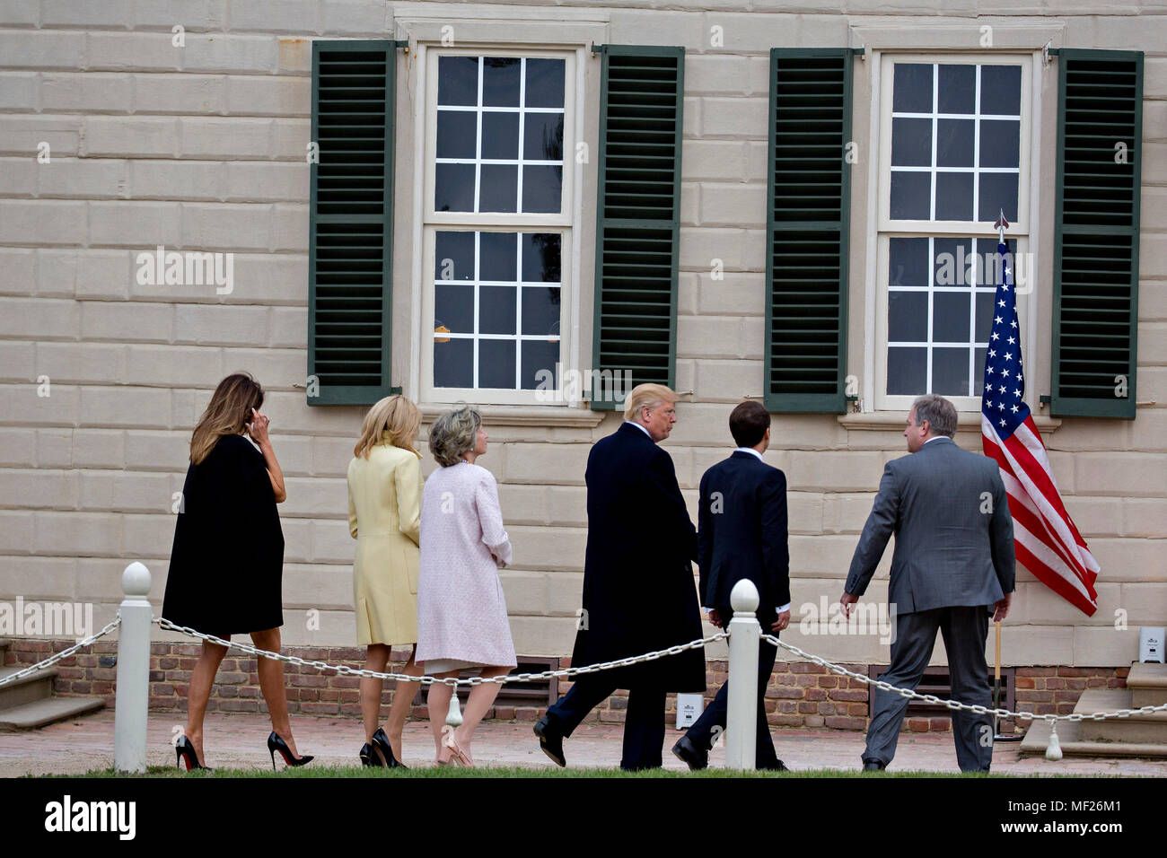 Doug Bradburn, presidente e chief executive officer di George Washington Mount Vernon, da destra, Emmanuel Macron, in Francia la presidente, U.S. Presidente Donald Trump, Sarah Miller Coulson, reggente con il Mount Vernon Ladies Association, Brigitte Macron, in Francia la prima signora, E DEGLI STATI UNITI La First Lady Melania Trump tour al di fuori del palazzo al Mount Vernon Estate del primo U.S. Il presidente George Washington in Mount Vernon, Virginia, Stati Uniti, lunedì 23 aprile, 2018. Come Macron arriva per la prima visita di stato di Trump assumerà la presidenza, il leader degli Stati Uniti sta minacciando di upend del sistema commerciale mondiale wi Foto Stock