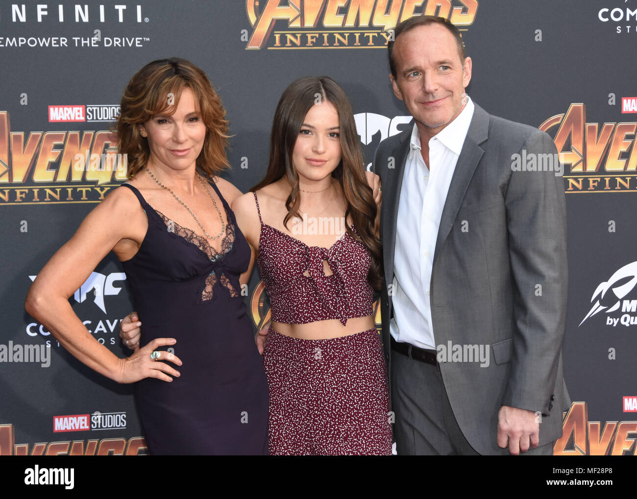 Los Angeles, California, USA. 23 Aprile, 2018. (L-R) attrice Jennifer Grey, Stella Gregg e attore Clark Gregg frequentare la Premiere mondiale di Disney e meraviglie 'vendicatori: infinito la guerra" il 23 aprile 2018 a Los Angeles, California. Foto di Barry re/Alamy Live News Foto Stock