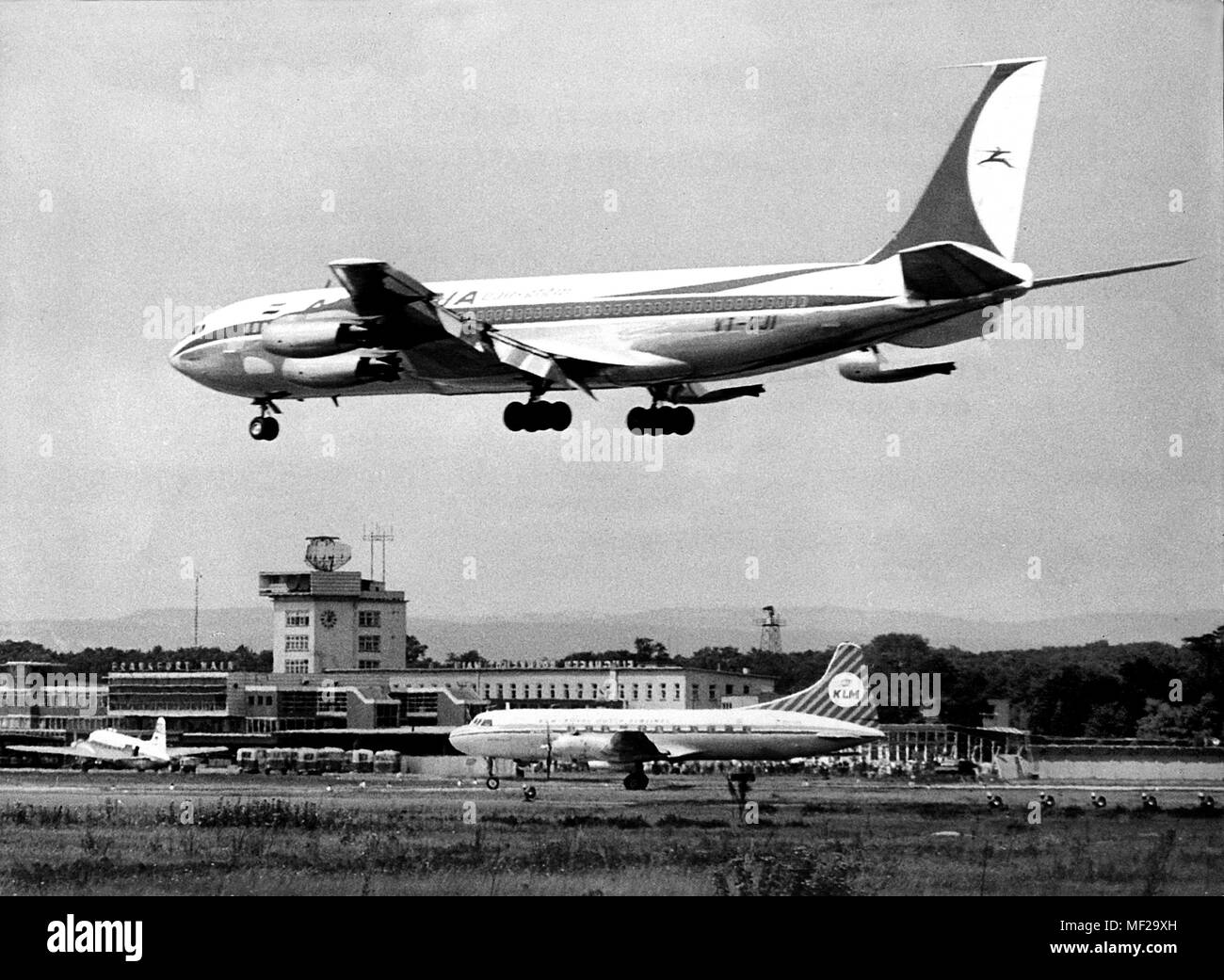 Un piano avvicinando la Rhein-Main-Aeroporto di Francoforte sul Meno, 29.06.1966. In fondo è l'edificio che ospita la reception. (C) dpa - Relazione | Utilizzo di tutto il mondo Foto Stock