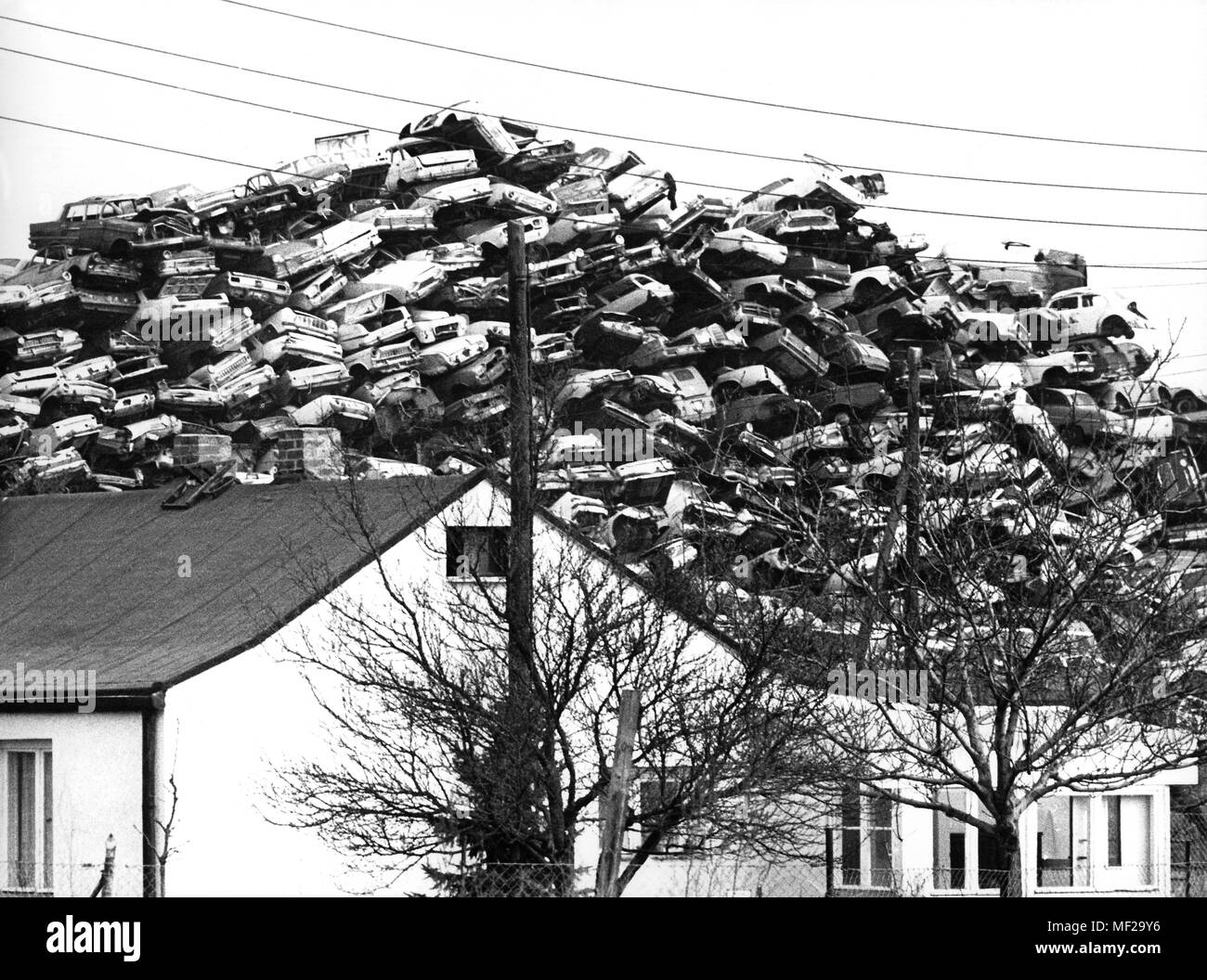 Dietro una casa sul bordo della Maerkischen del distretto di Berlino devastata auto rottamate per un imponente montagna. Il rottame premere viene fornito con la trasformazione non più dopo. Adottate nel marzo 1973. | Utilizzo di tutto il mondo Foto Stock
