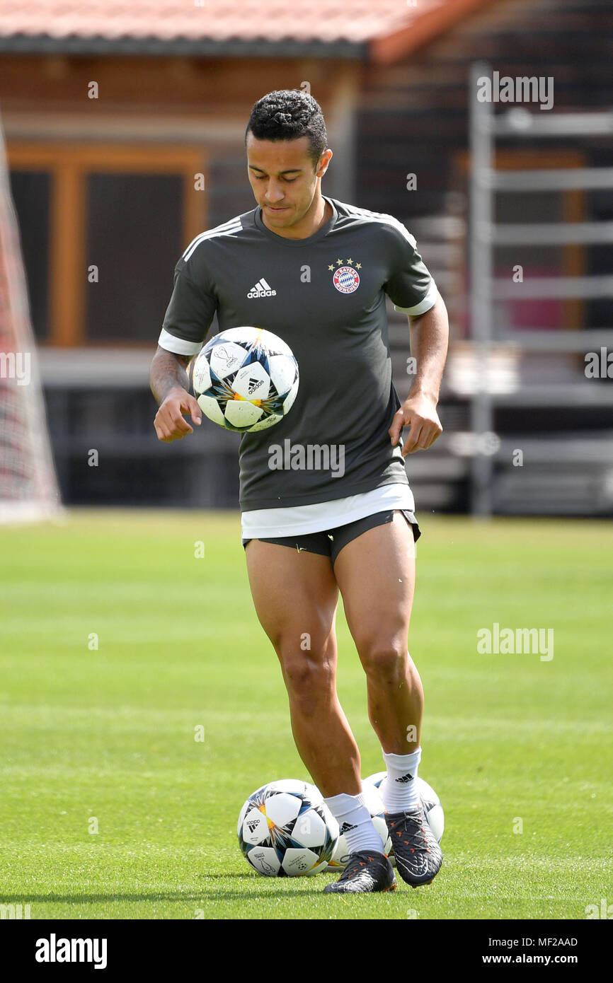 Monaco di Baviera, Deutschland. 24 apr, 2018. Thiago ALCANTARA (FCB) sulla sfera, azione, azione unica, immagine singola, tagliata a lunghezza piena, figura intera. training finale Bayern Monaco prima la Champions League semi-finale contro il Real Madrid. Addestramento all'Saebener Strasse, calcio, su 24.04.2018 . | Utilizzo di credito in tutto il mondo: dpa/Alamy Live News Foto Stock