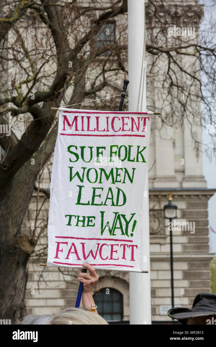 La piazza del Parlamento, Londra, 24 aprile 2018. Un banner da un Suffolk gruppo femminile. Una statua del suffragist e donna votare i diruttori Millicent Fawcett è svelato in piazza del Parlamento, Westminster. La fusione in bronzo è la prima statua di una donna Eretta nella piazza del Parlamento. Il primo ministro Theresa Maggio, Londra Sindaco Sadiq Khan e gli ospiti invitati assistere alla presentazione della nuova statua, che unisce il 11 tutti maschi statue esistenti nella piazza. Credito: Imageplotter News e sport/Alamy Live News Foto Stock