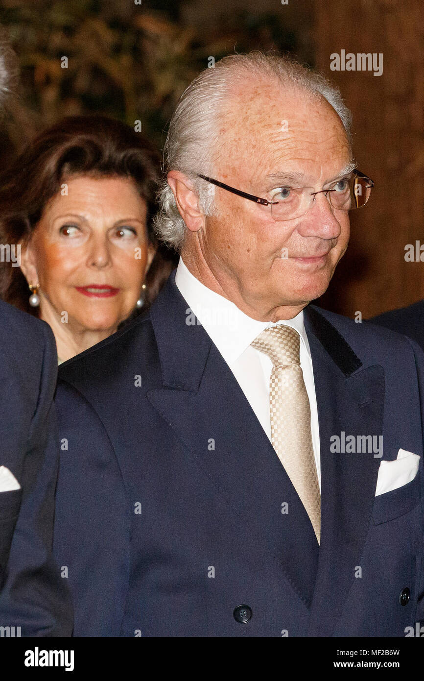 Tokyo, Giappone. Il 24 aprile 2018. Re Carlo Gustavo XVI e la Regina Silvia di Svezia partecipare ad un banchetto per commemorare i 150 anni di relazioni diplomatiche tra la Svezia e il Giappone del 24 aprile 2018, Tokyo, Giappone. Il re e la Regina sono in Giappone sulla loro visita ufficiale di Aprile 22 al 25. Credito: Rodrigo Reyes Marin/AFLO/Alamy Live News Foto Stock