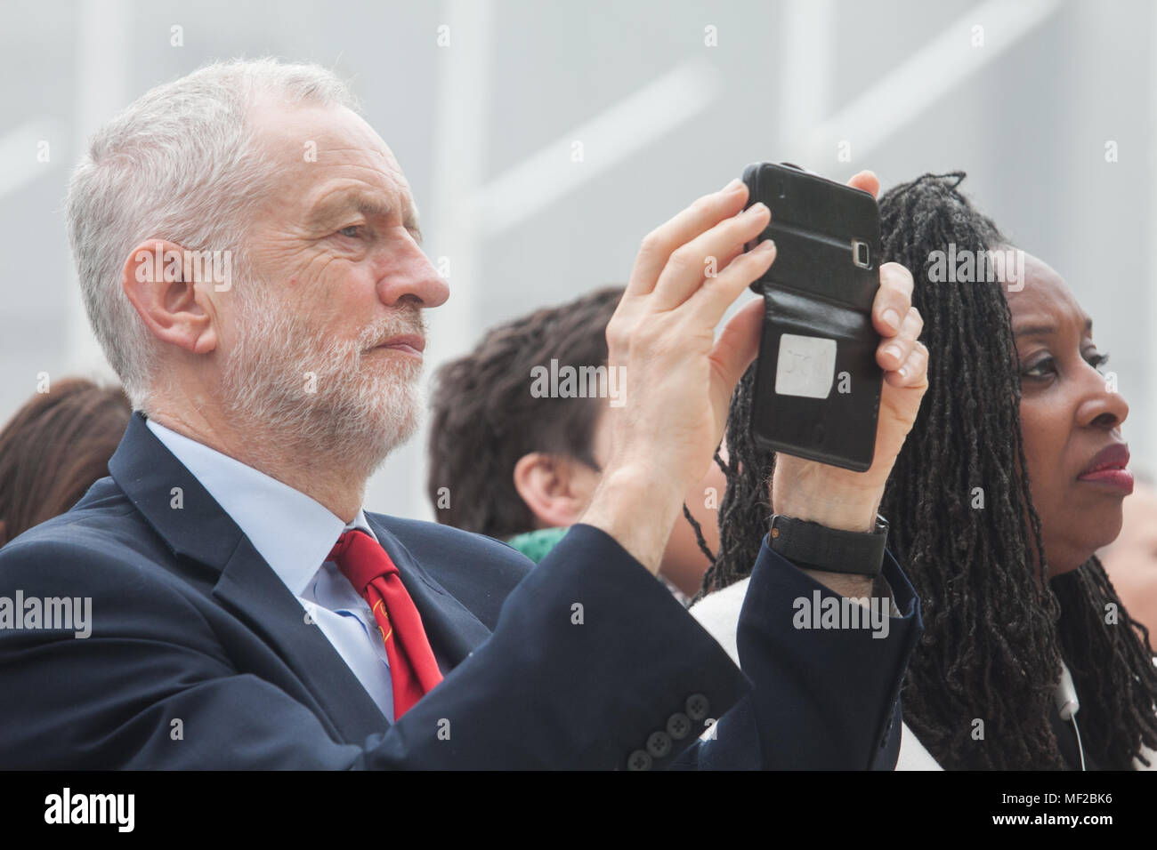 Londra REGNO UNITO. Il 24 aprile 2018. Leader laburista Jeremy Corbyn assiste una cerimonia in Piazza del Parlamento all'inaugurazione della statua creato dall'artista Gillian indossando per leader Suffragist Millicent Fawcett che hanno lottato per i diritti della donna Credito: amer ghazzal/Alamy Live News Foto Stock