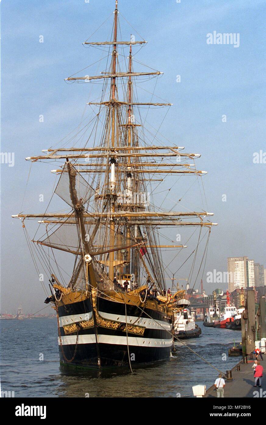 La vela italiana alla formazione della nave 'Amerigo Vespucci' arriva il 5 agosto 1999 a Amburgo Landungsbrucke. Il 100,5 metri nave a vela con un equipaggio di 408 rimarrà nella città anseatica fino a domenica prima di lasciare il porto per la Scandinavia. Il sabato, la 1930 costruita la nave può essere visitato da parte della popolazione. | Utilizzo di tutto il mondo Foto Stock