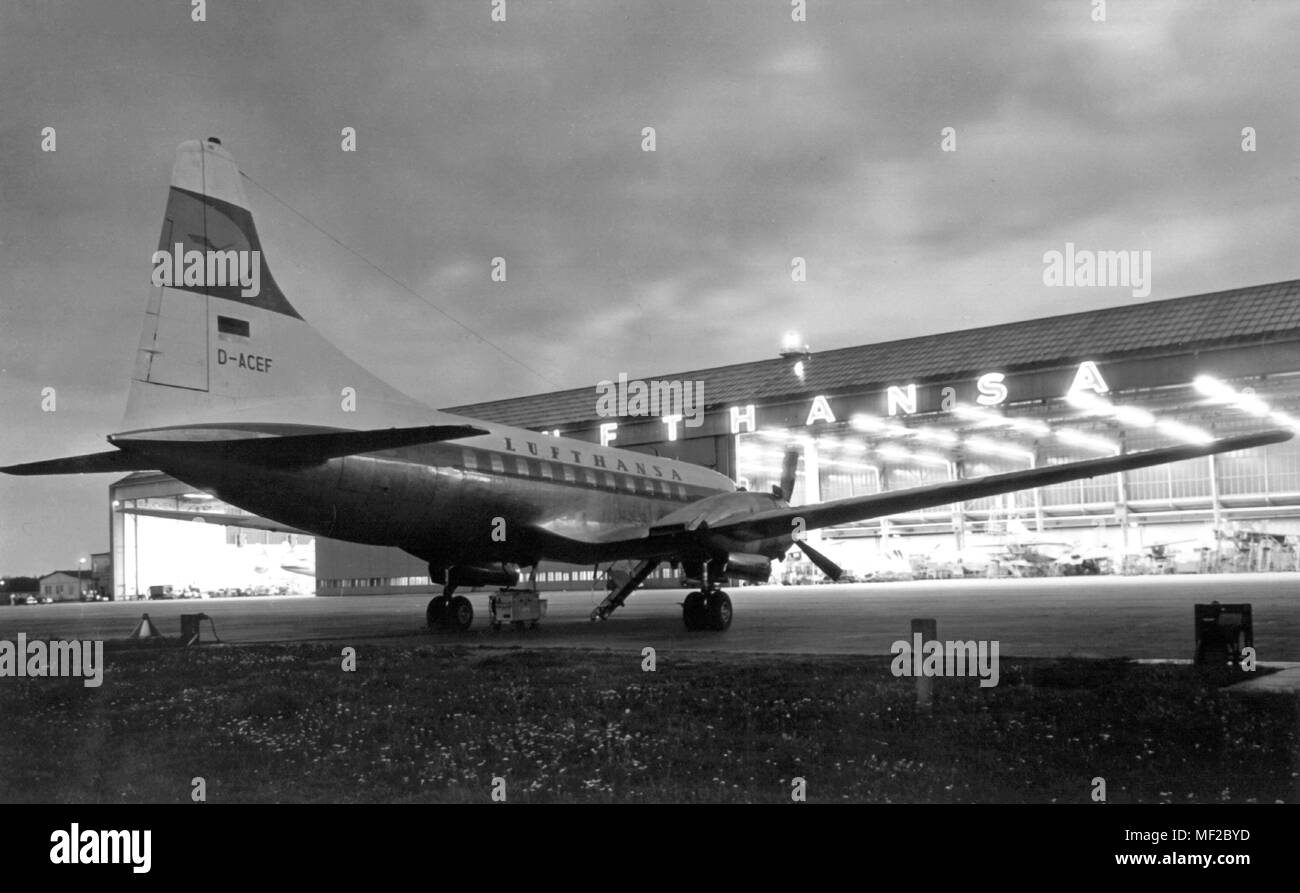 Un Lufthansa Convair CV 340 ACEF aeromobili di fronte all'hangar di manutenzione sulla base di Lufthansa in Amburgo. Registrazione (attorno al 1957). Con una macchina di questo tipo, Lufthansa ha iniziato la sua attività di volo nel 1955. | Utilizzo di tutto il mondo Foto Stock