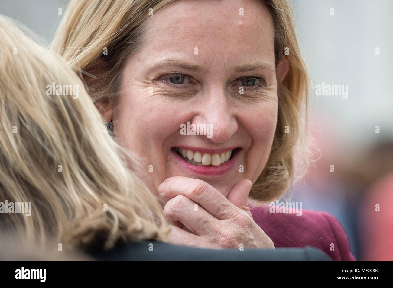 Londra, Regno Unito. 24 Aprile, 2018. Conservativa Home Office Segretario, Ambra Rudd MP, partecipa alla cerimonia di inaugurazione di Millicent Fawcett in piazza del Parlamento. La prima statua di una donna in piazza del Parlamento si unisce la line-up di figure maschili in occasione del centenario della il suffragio femminile in Gran Bretagna - Due anni dopo la campagna per ottenere la rappresentanza femminile al di fuori del Palazzo di Westminster ha iniziato a. Credito: Guy Corbishley/Alamy Live News Foto Stock