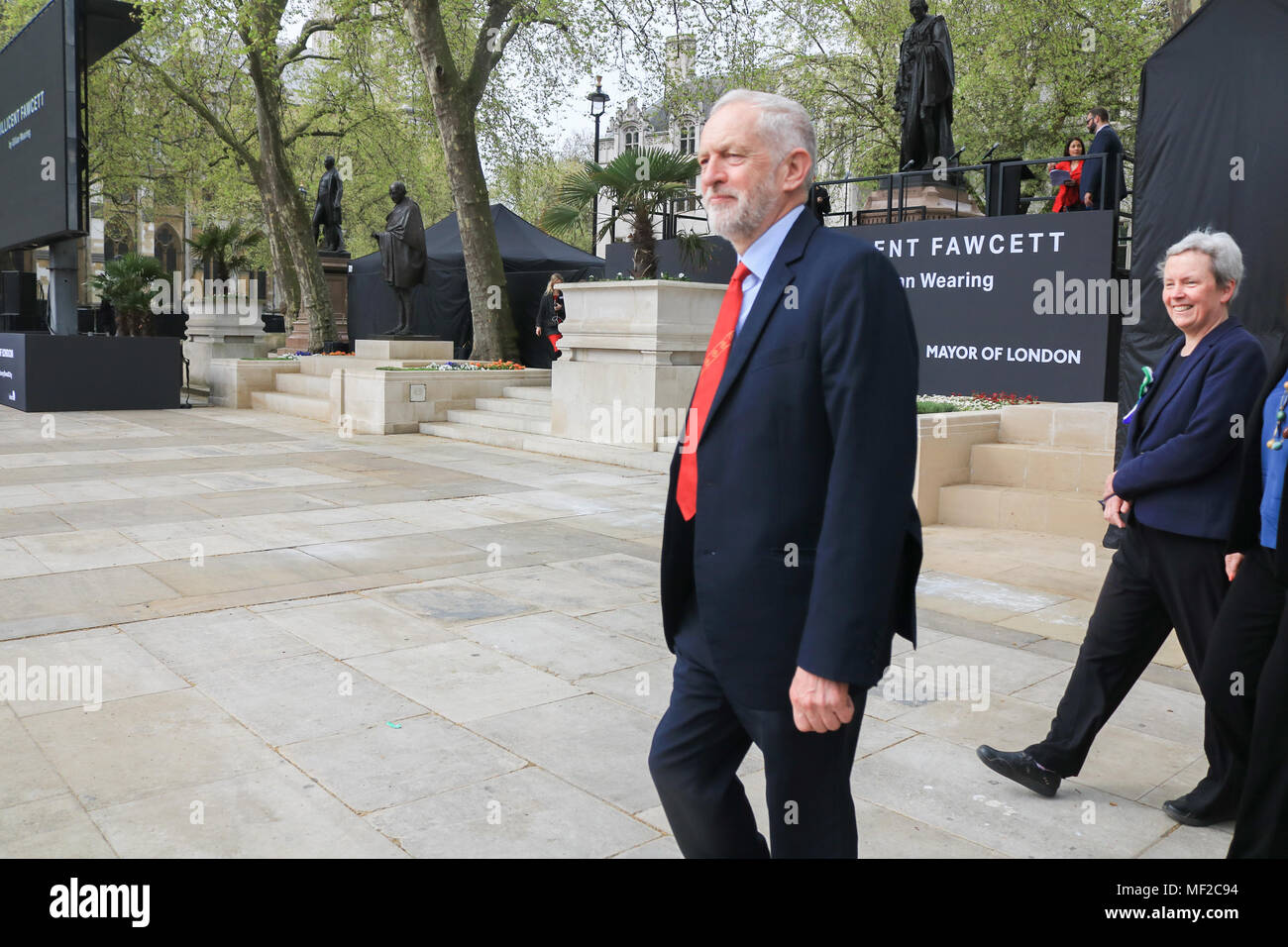 Londra REGNO UNITO. Il 24 aprile 2018. Leader laburista Jeremy Corbyn arriva per la cerimonia di inaugurazione in piazza del Parlamento per leader Suffragist Millicent Fawcett che la campagna per i diritti delle donne la cerimonia di inaugurazione in piazza del Parlamento per leader Suffragist Millicent Fawcett che hanno lottato per i diritti della donna Credito: amer ghazzal/Alamy Live News Foto Stock