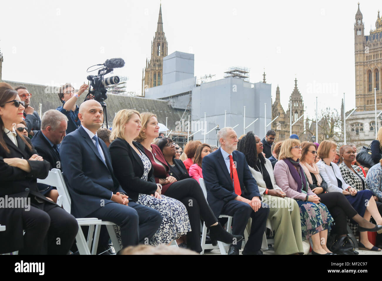 Londra REGNO UNITO. 24 Aprile 2018.i politici britannici seduto in prima fila per la cerimonia di inaugurazione in piazza del Parlamento per leader Suffragist Millicent Fawcett che hanno lottato per i diritti della donna la cerimonia di inaugurazione in piazza del Parlamento per leader Suffragist Millicent Fawcett che la campagna per i diritti delle donne Credito: amer ghazzal/Alamy Live News Foto Stock