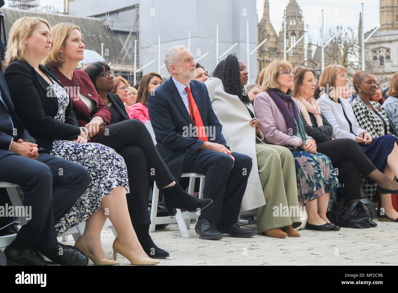 Londra REGNO UNITO. Il 24 aprile 2018. I politici britannici seduto in prima fila. L-R Karen Bradley Irlanda del Nord Segretario, Ambra Rudd Home Secretary, Jeremy Corbyn per la cerimonia di inaugurazione in piazza del Parlamento per leader Suffragist Millicent Fawcett che la campagna per i diritti delle donne la cerimonia di inaugurazione in piazza del Parlamento per leader Suffragist Millicent Fawcett che hanno lottato per i diritti della donna Credito: amer ghazzal/Alamy Live News Foto Stock