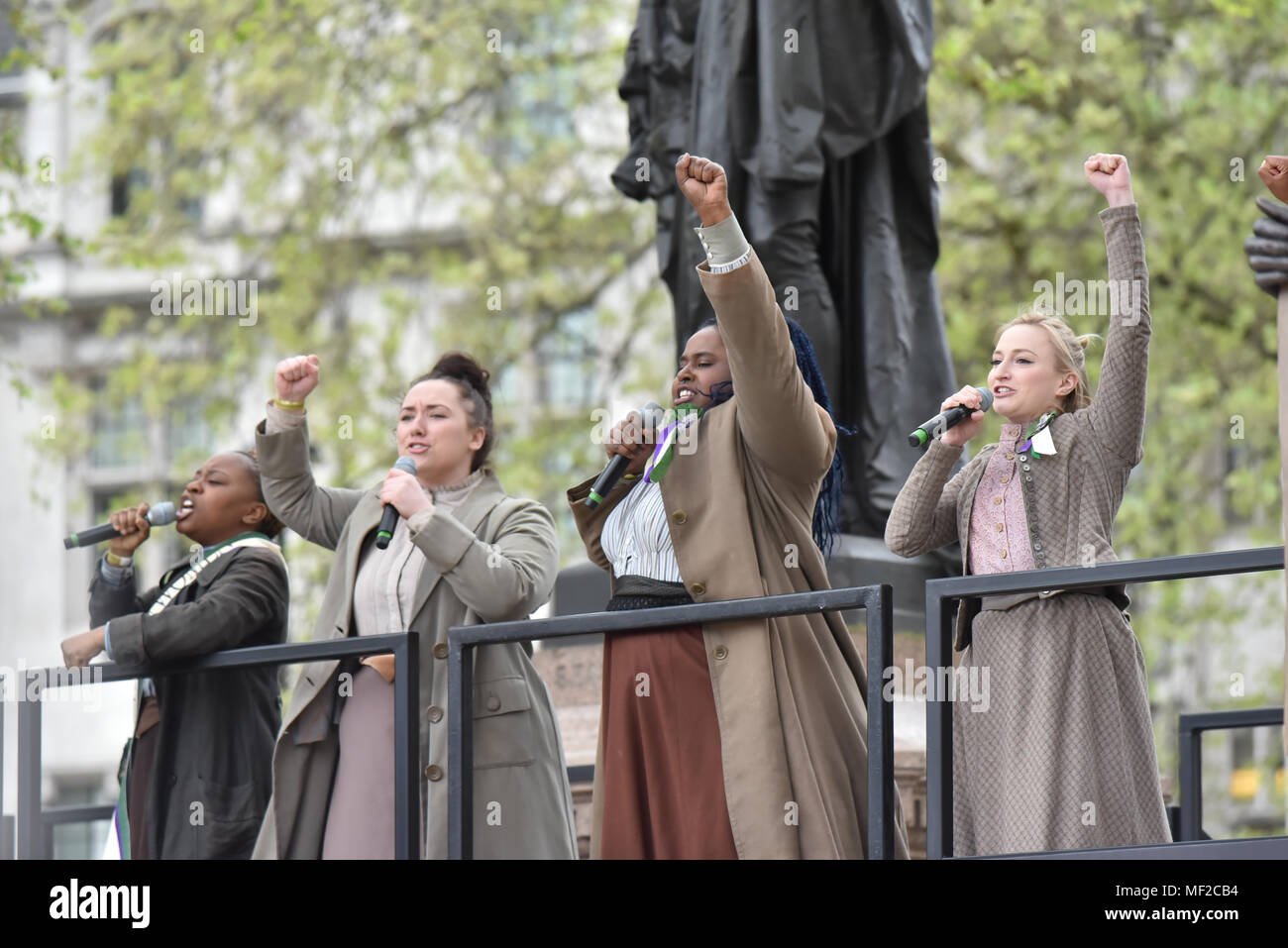 La piazza del Parlamento, Londra, Regno Unito. Il 24 aprile 2018. La prima statua di una donna in piazza del Parlamento del suffragist Millicent Fawcett dall artista Gillian indossando è svelato. Credito: Matteo Chattle/Alamy Live News Foto Stock