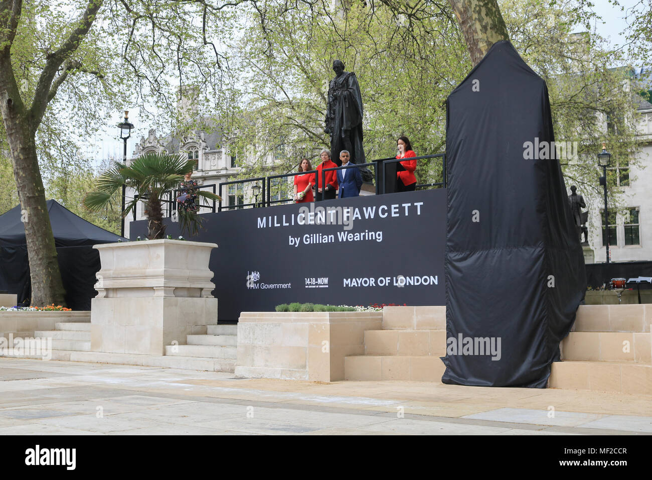 Londra REGNO UNITO. Il 24 aprile 2018. Il primo ministro Theresa Maggio partecipa alla cerimonia di inaugurazione per leader Suffragist Millicent Fawcett che hanno lottato per i diritti delle donne la prima statua di una donna in piazza del Parlamento Credito: amer ghazzal/Alamy Live News Foto Stock