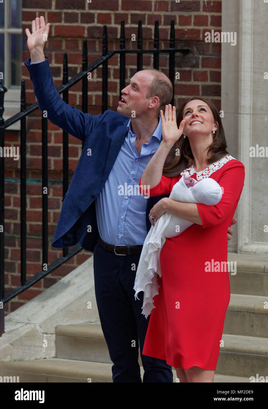 London, Regno Unito - 23 aprile 2018 il principe William, duca di Cambridge e Kate Middleton, Caterina, duchessa di Cambridge mostrare il loro nuovo bambino figlio Louis Arthur Charles, come lasciano il Lindo ala del St. Mary's Hospital, Paddington, Londra, Inghilterra, Regno Unito, Europa. Il bambino sarà noto come il Principe Luigi di Cambridge ed è quinto in linea di successione al trono. Fotografo: Equinox caratteristiche prese Data: 20180423 Foto Stock