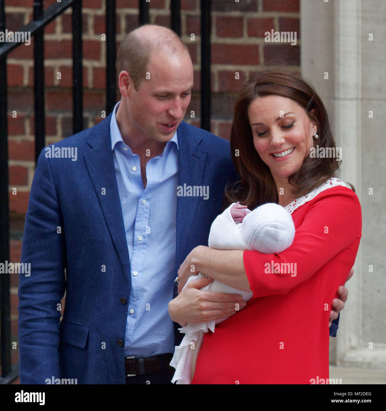 London, Regno Unito - 23 aprile 2018 il principe William, duca di Cambridge e Kate Middleton, Caterina, duchessa di Cambridge mostrare il loro nuovo bambino figlio Louis Arthur Charles, come lasciano il Lindo ala del St. Mary's Hospital, Paddington, Londra, Inghilterra, Regno Unito, Europa. Il bambino sarà noto come il Principe Luigi di Cambridge ed è quinto in linea di successione al trono. Fotografo: Equinox caratteristiche prese Data: 20180423 Foto Stock