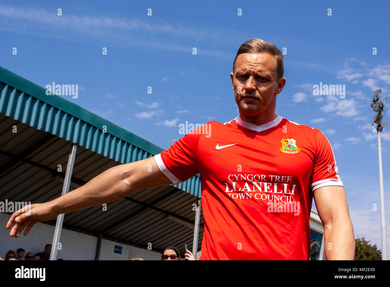 Llanelli Town scontrino Lee Trundle prende il campo prima di kick off. Port Talbot Town 1-3 Llanelli Town. 21/4/18. Foto Stock