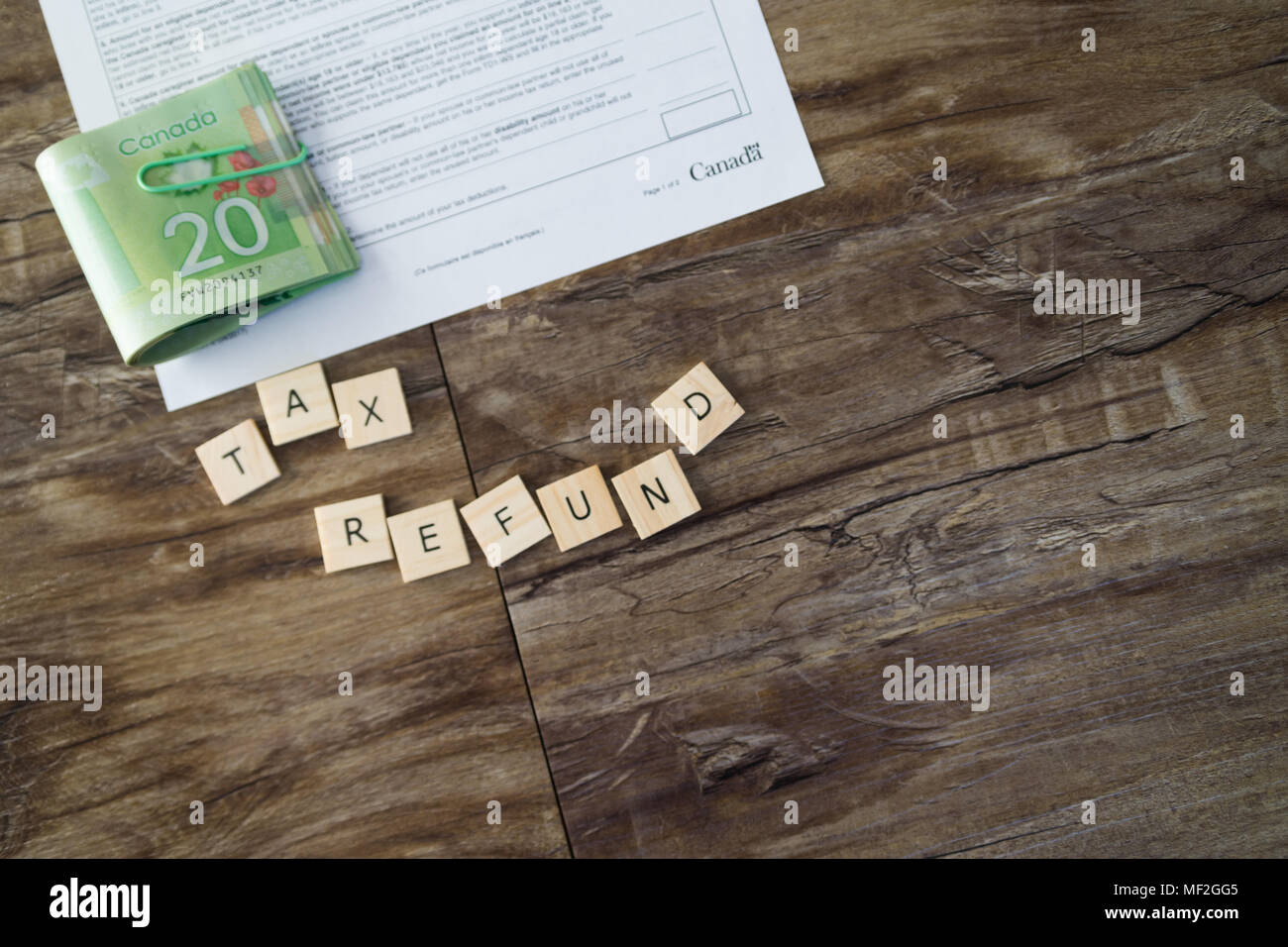 Restituzione fiscale enunciato nella lettera di piastrelle con Dollaro Canadese rimborso in contanti Foto Stock