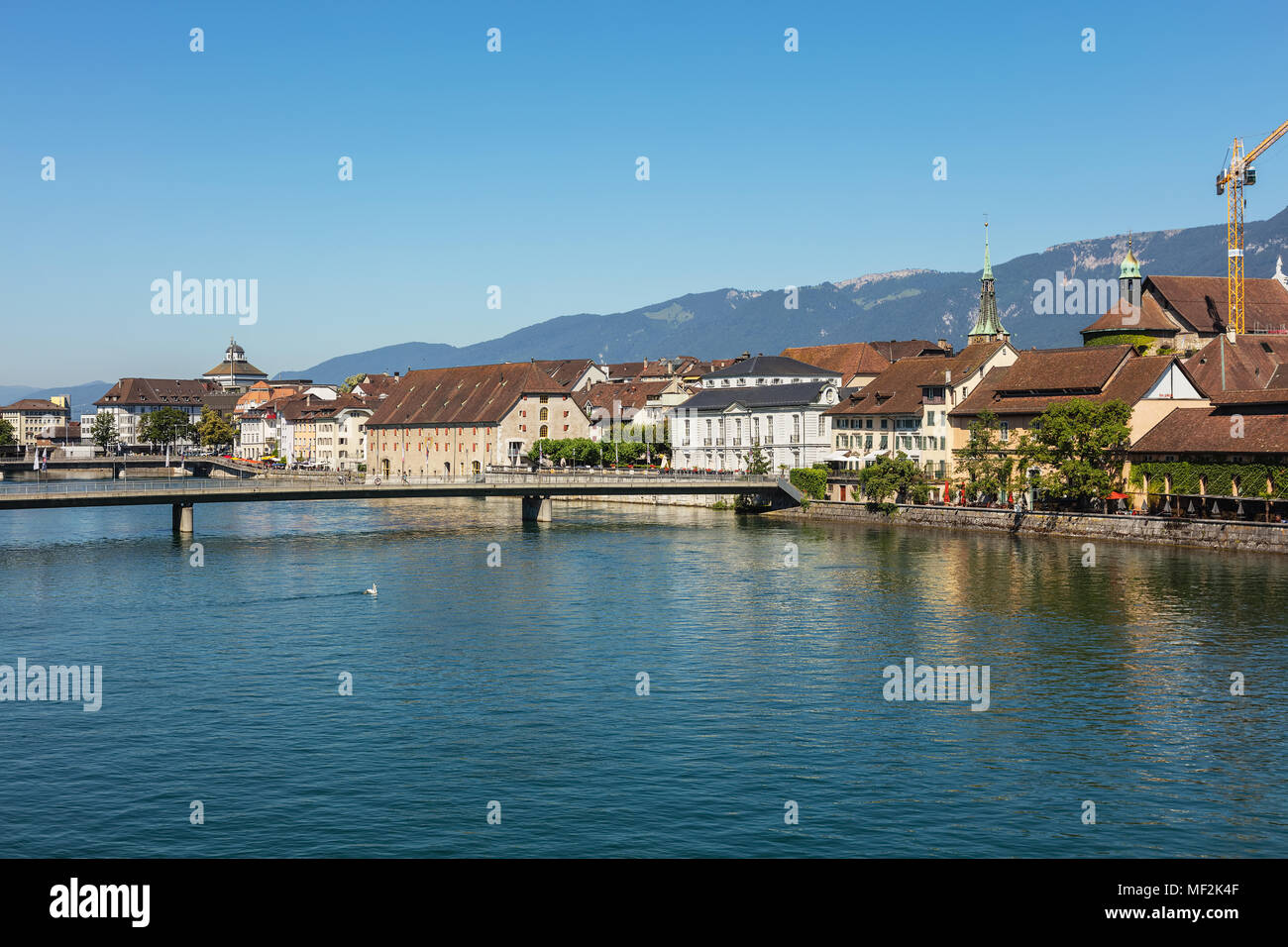 Solothurn, Svizzera - 10 July, 2016: edifici della parte storica della città di Soletta lungo il fiume Aare, vette delle Alpi del backg Foto Stock