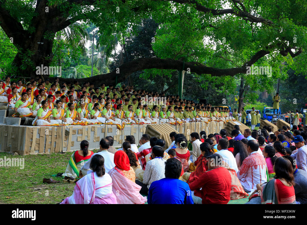 Chhayanaut cantanti di cantare una canzone Boishakhi per celebrare "Pohela Boishakh', il primo giorno del Bengali Nuovo Anno a Ramna Botomul a Dacca in Bangladesh Foto Stock