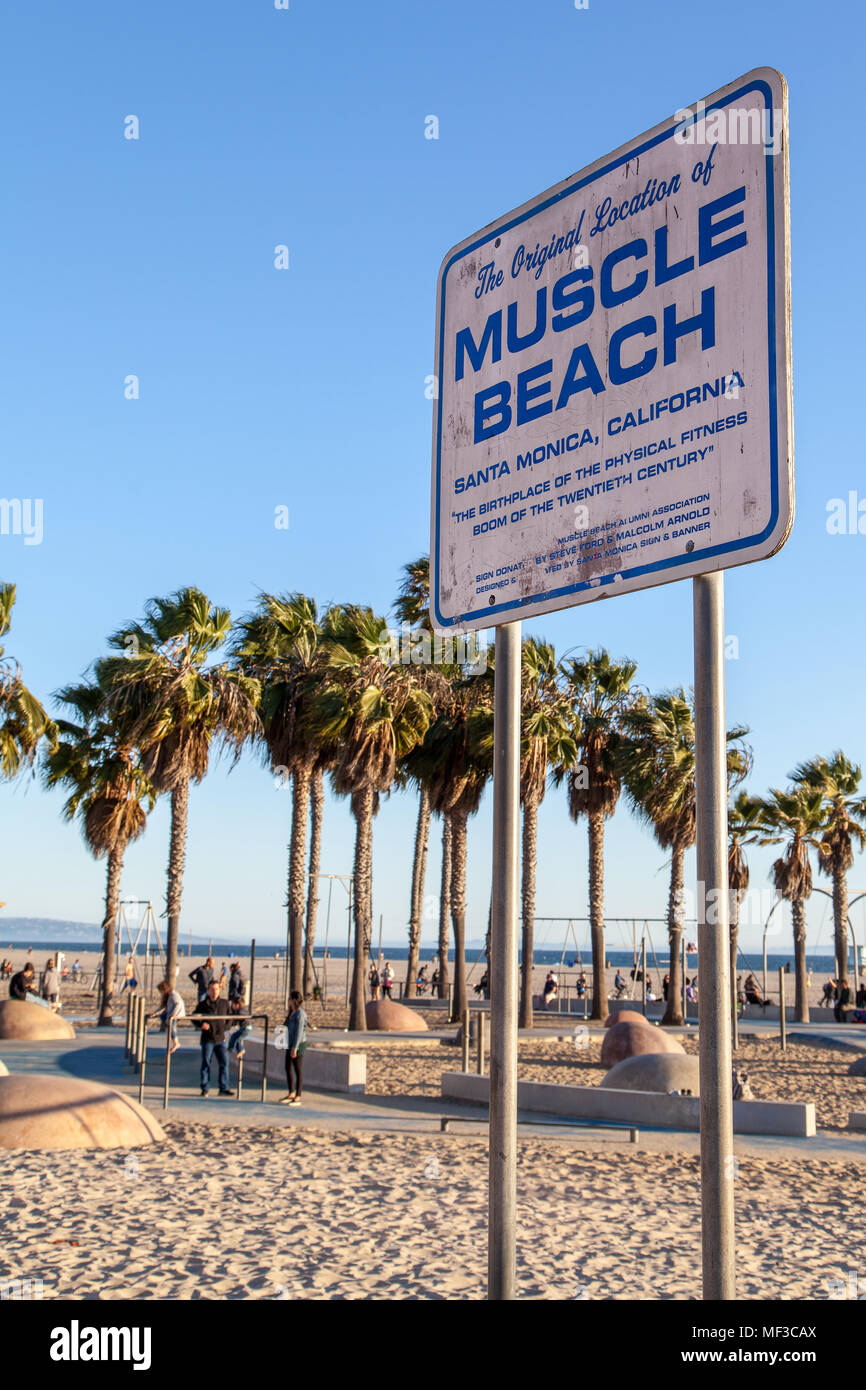 SANTA MONICA, STATI UNITI D'AMERICA - Mar 26, 2018: muscolo segno sulla spiaggia di Santa Monica Beach, California, dove gli Stati Uniti fisica boom originati con fitness eq Foto Stock