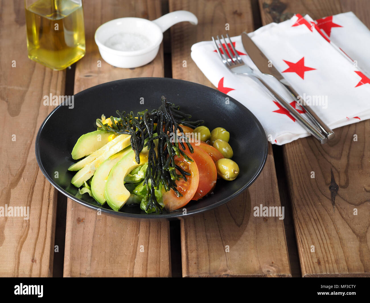 Codium - Corno di Velluto - Spongeweed in insalata di avocado. Commestibile alga verde nella famiglia Codiaceae. Nome binomiale: Codium tomentosum. Ci sono ab Foto Stock