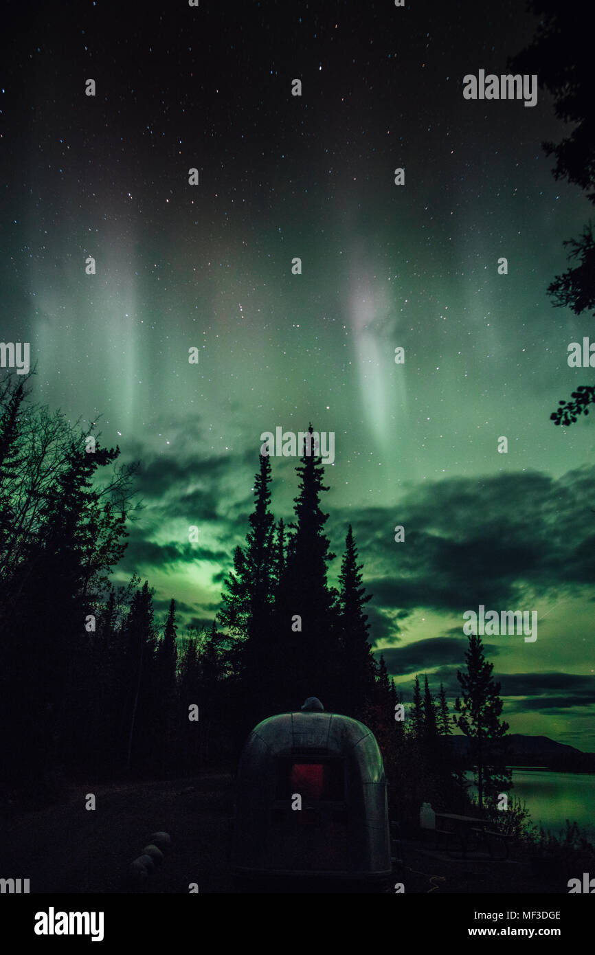 Canada, British Columbia, Boya Lago, Boya Lake Provincial Park, Northern Lights, cielo stellato di notte Foto Stock