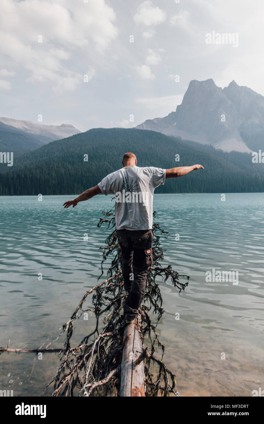 Canada, British Columbia, Parco Nazionale di Yoho, bilanciamento man sul log presso il Lago di Smeraldo Foto Stock