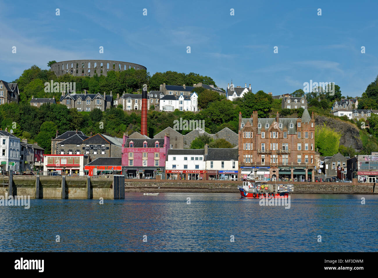 Regno Unito, Scozia, Argyll and Bute, Oban, città costiera e McCaig's Tower Foto Stock