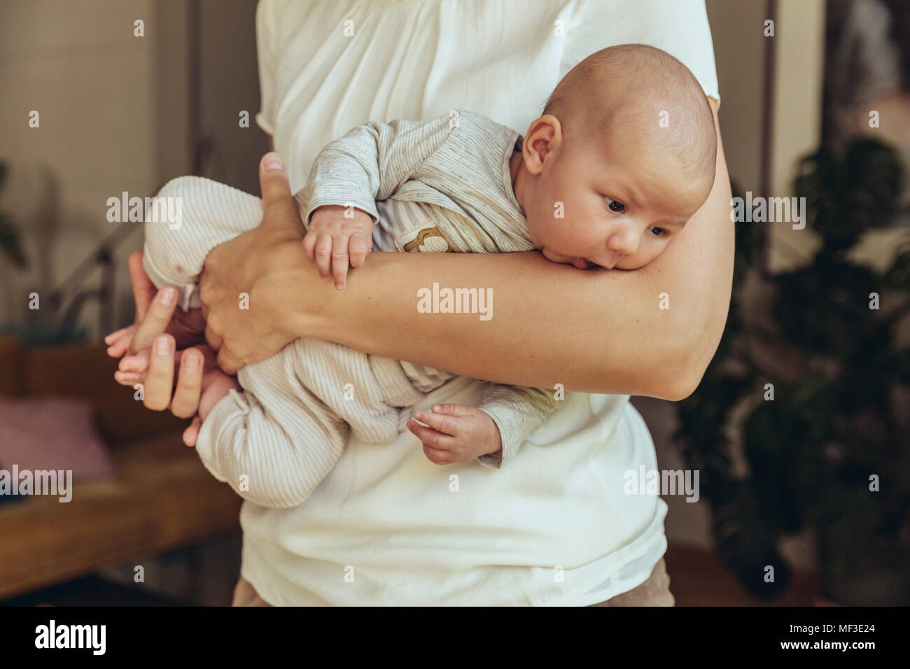 Neonato essendo mantenuto in madre Contatti bracci Foto Stock