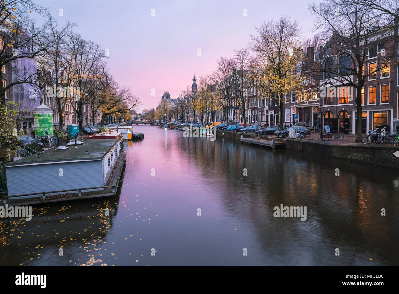 Paesi Bassi, Olanda, Amsterdam, case su un canale di sera Foto Stock