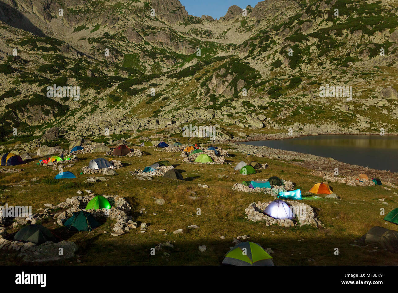 Notte area camping in Retezat National Park, Carpazi romeni Foto Stock