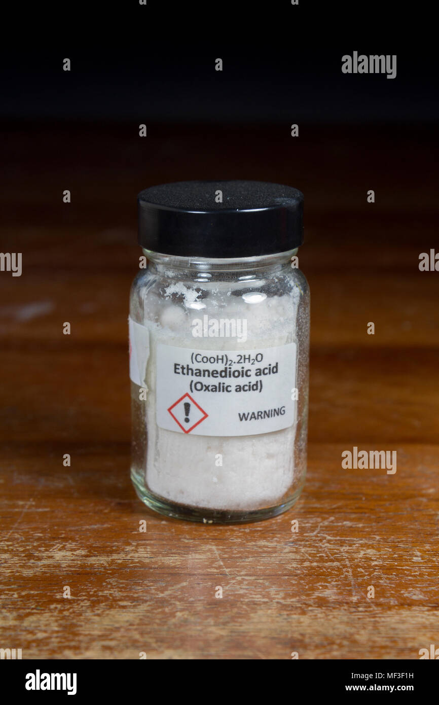 Una bottiglia di acido etandioico (acido ossalico) come usato in un Regno Unito di scuola secondaria. (Nota etichetta membri (COOH)2.2H2O: prima parte dovrebbe essere (COOH)2.2H2O). Foto Stock