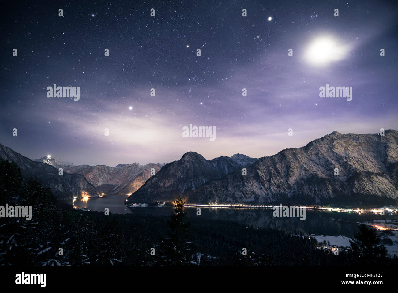 Austria, Salzkammergut, lago Hallstatt, Dachstein e Salzberg di notte Foto Stock