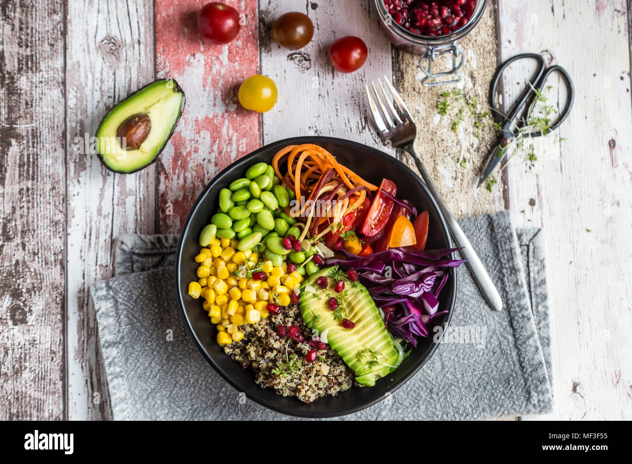 La quinoa veggie ciotola di avocado, Edamame, pomodori, mais, carote, cavolo rosso e semi di melograno Foto Stock